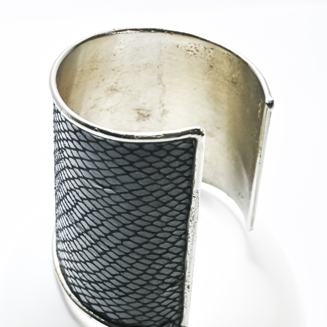Stitch of smoke handcuff