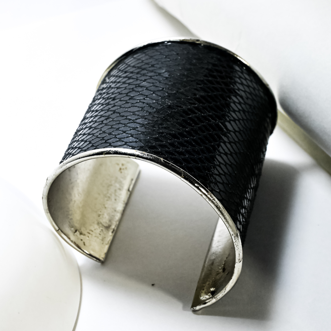 Stitch of smoke handcuff