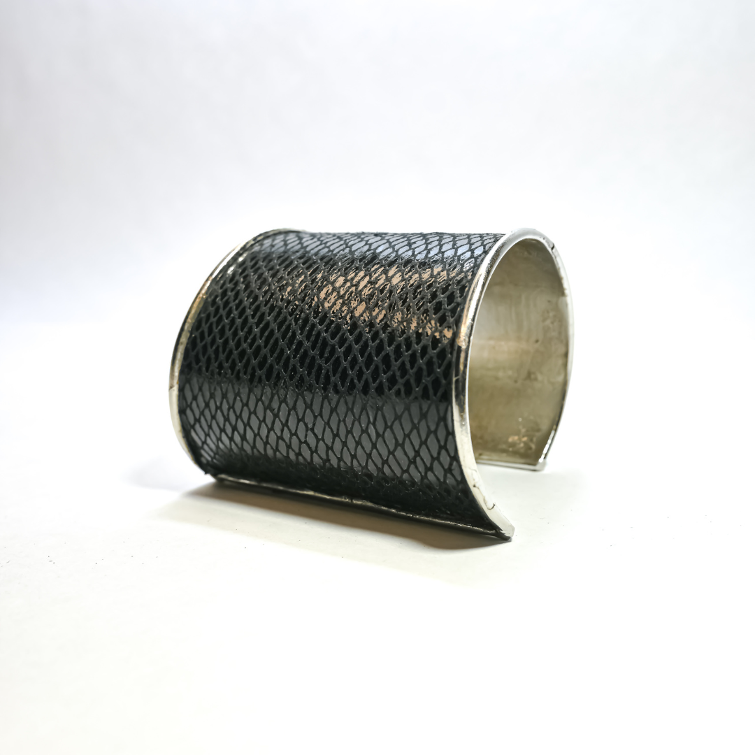 Stitch of smoke handcuff