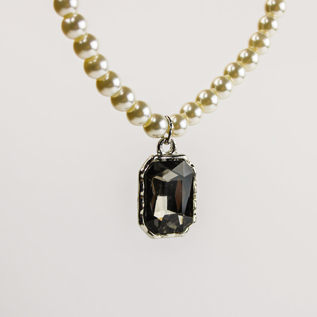 Chic Gem Black Pearl Necklace